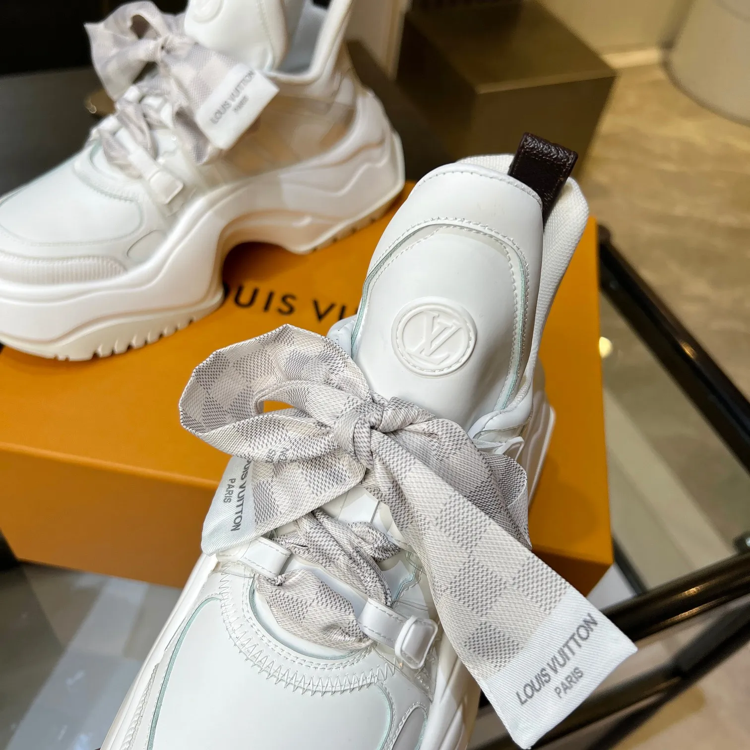 👟👟Ex-factory price 760👟👟 Nicolas Ghesquieye once again refined the design essence of LVArchlight sneakers to create LVArchlight2.0 platfrm sneakers. The combination of multiple technical materials, the wide outsole and the exaggerated tongue highlight the series' recognition, and the latter is marked with the LVCirCle logo 35-41